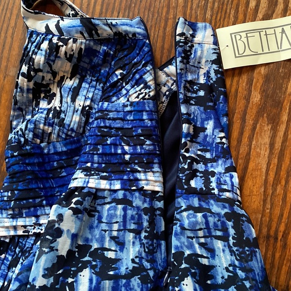 Bethany NWT Navy Pattern with White Maxi Dress - Picture 7 of 7